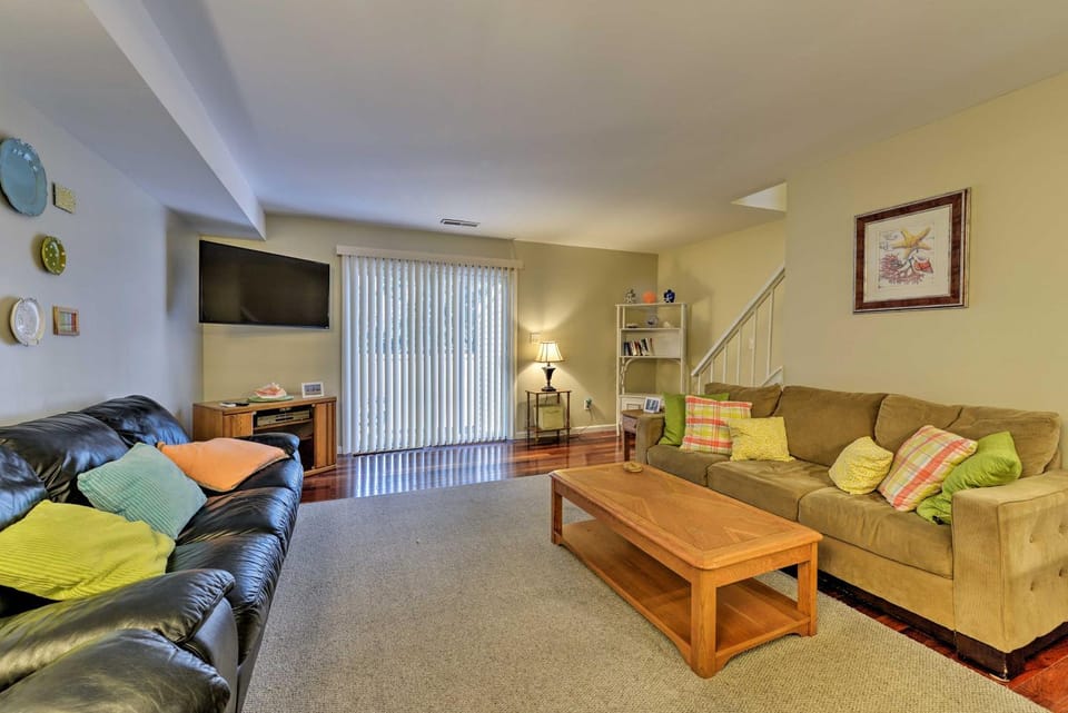 Family-Friendly Wildwood Townhome ~ 3 Mi to Beach House in Wildwood