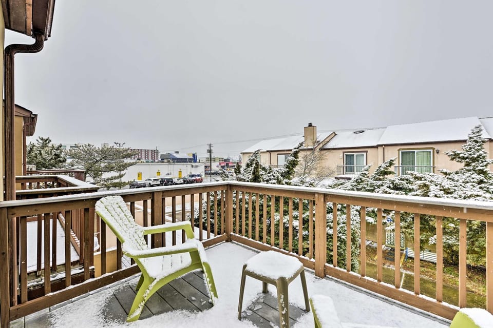 Family-Friendly Wildwood Townhome ~ 3 Mi to Beach House in Wildwood