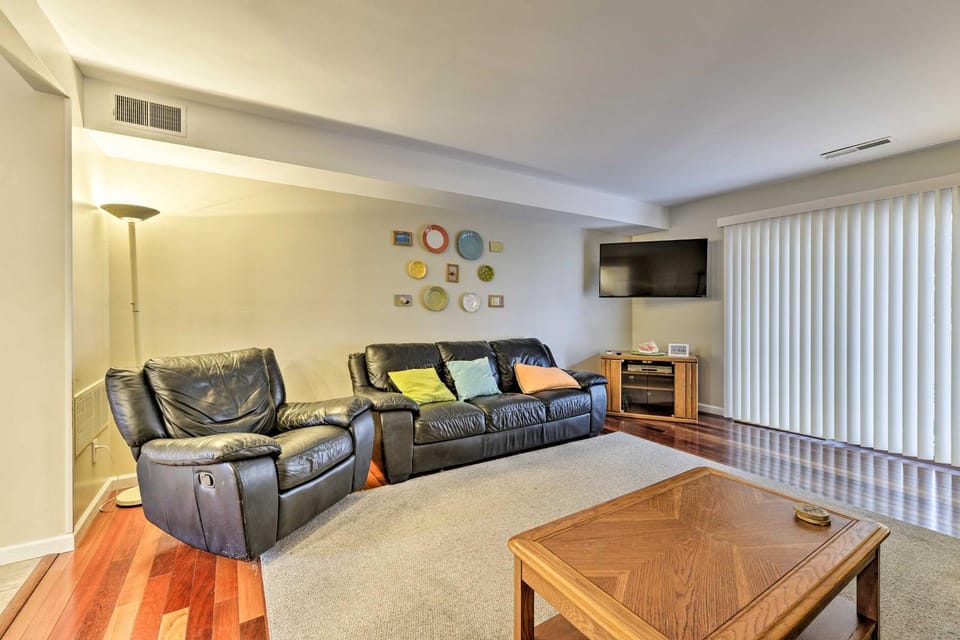 Family-Friendly Wildwood Townhome ~ 3 Mi to Beach House in Wildwood
