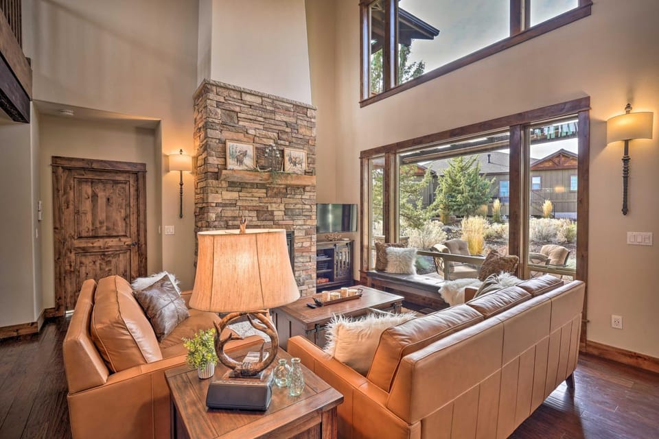 Modern Eagle Crest Escape w/ Patio & 2 Balconies! House in Oregon