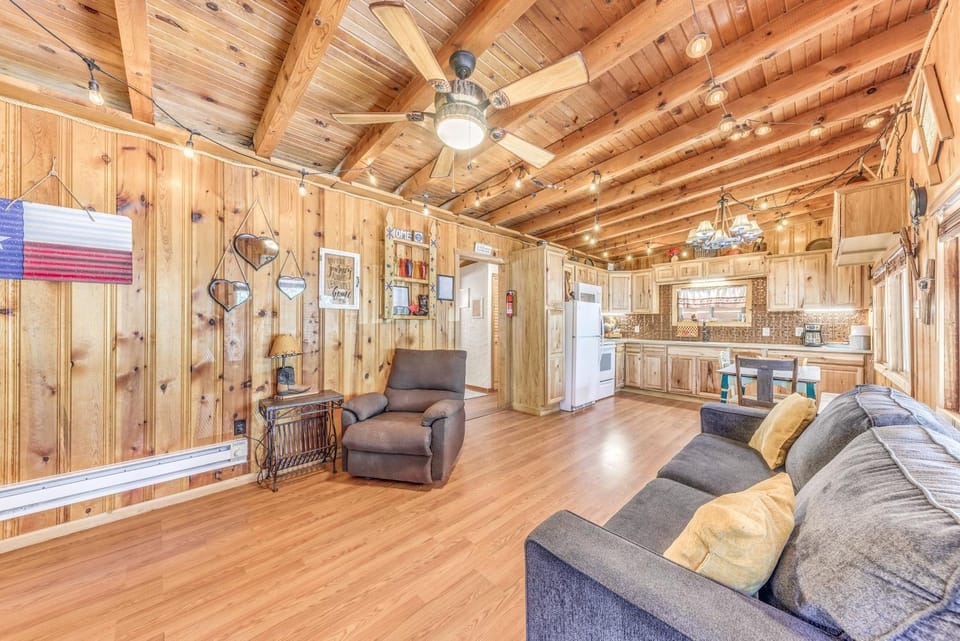Ruidoso Cabin w/ Hot Tub - 2 Mi to Grindstone Lake Cabin in Ruidoso