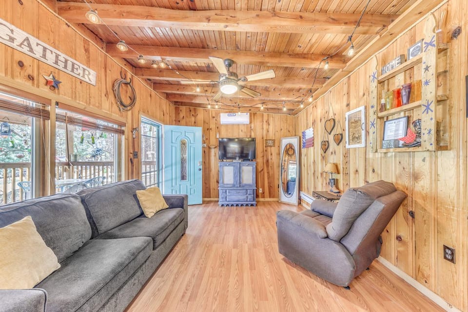 Ruidoso Cabin w/ Hot Tub - 2 Mi to Grindstone Lake Cabin in Ruidoso