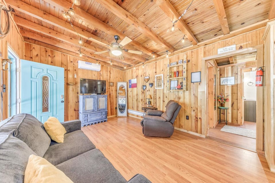 Ruidoso Cabin w/ Hot Tub - 2 Mi to Grindstone Lake Cabin in Ruidoso