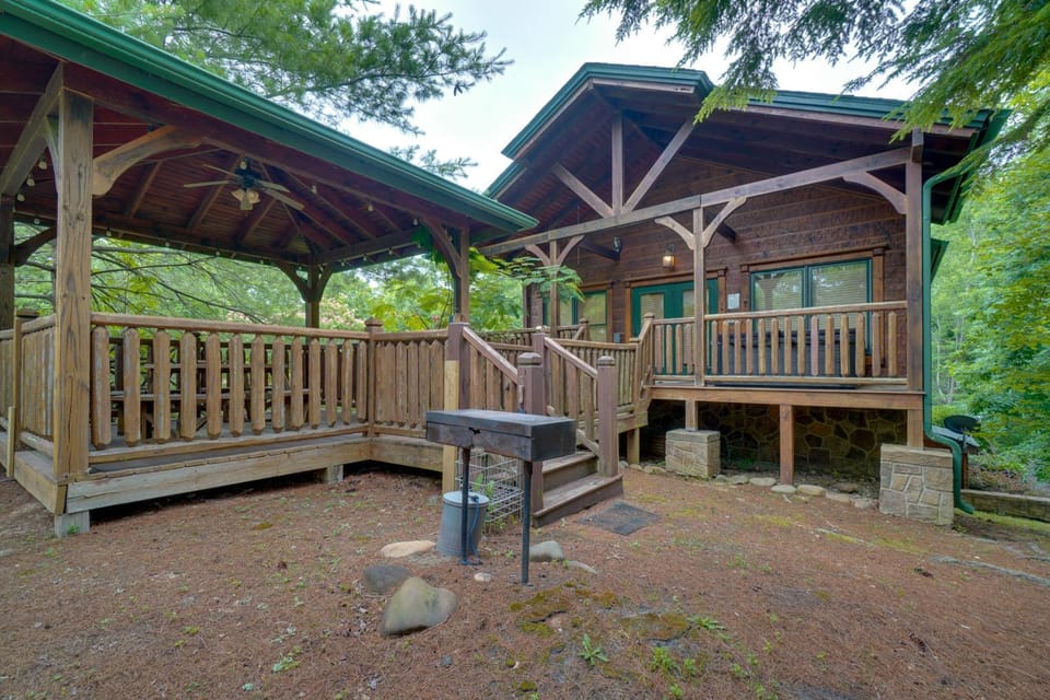 Hot Tub & Deck: Cabin Near Smoky Mtn Trails! Cabin in Sevier County
