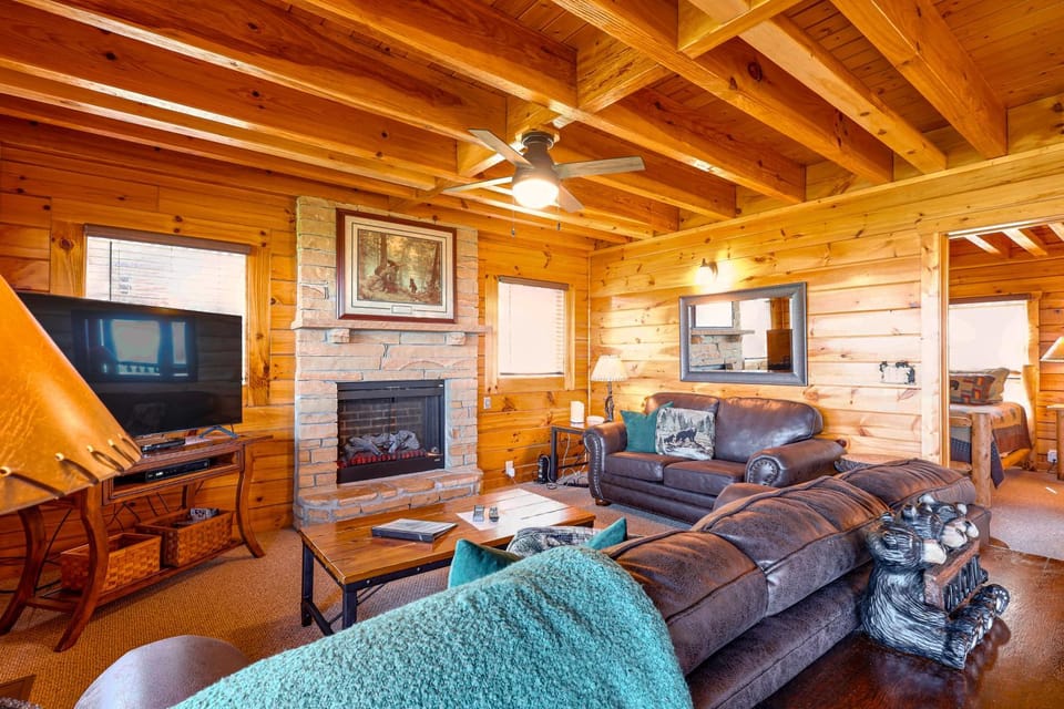 Sensational Sunset! Sevierville Home w/ Hot Tub House in Pigeon Forge