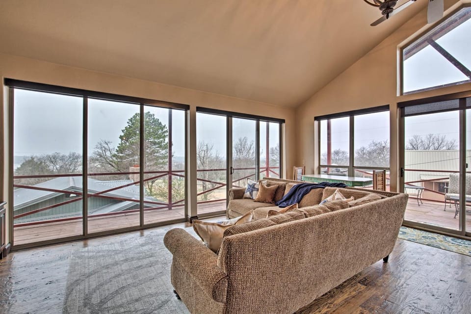 Kingston Cabin with Easy Access to Lake Texoma! Cabin in Lake Texoma