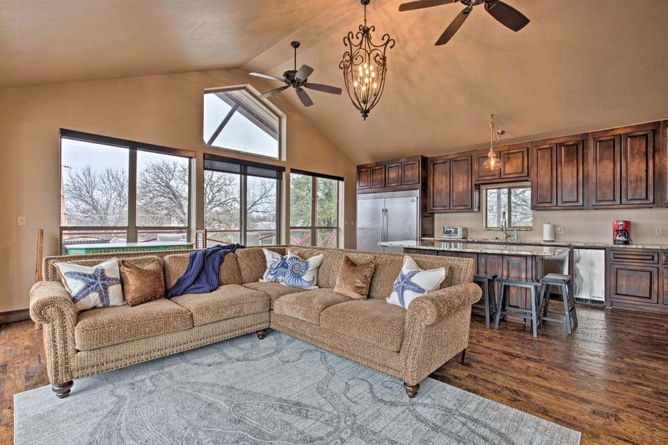 Kingston Cabin with Easy Access to Lake Texoma! Cabin in Lake Texoma