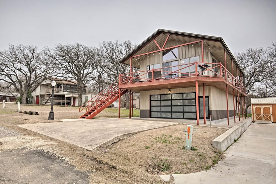 Kingston Cabin with Easy Access to Lake Texoma! Cabin in Lake Texoma