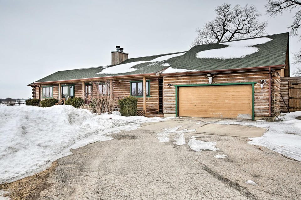 7-Acre Working Farm Near Lake Geneva: Pets Welcome House in Wisconsin