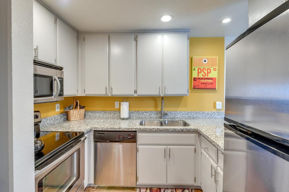 Central Palm Springs Resort Condo w/ 2 Balconies House in Palm Springs