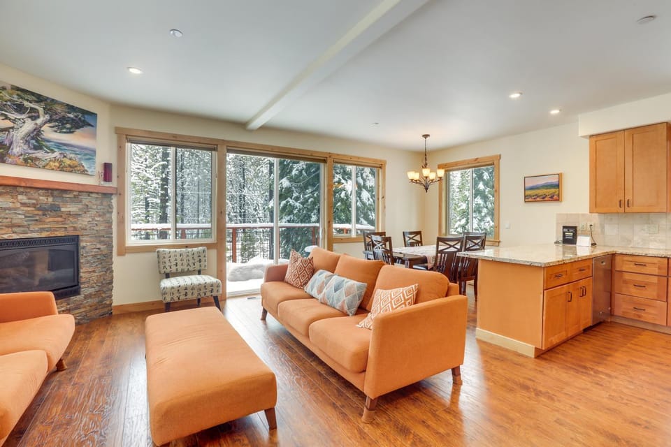 4 Mi to Skiing: Truckee Escape w/ Deck House in Truckee