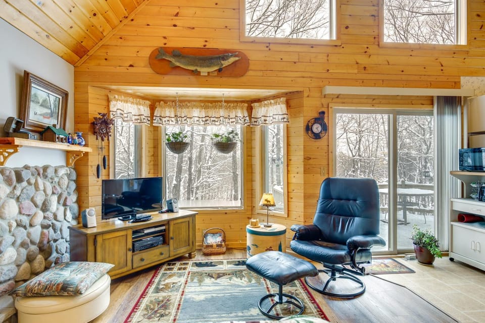 Cozy Cabin on 10 Acres, Walk to Chippewa River! Cabin in Wisconsin