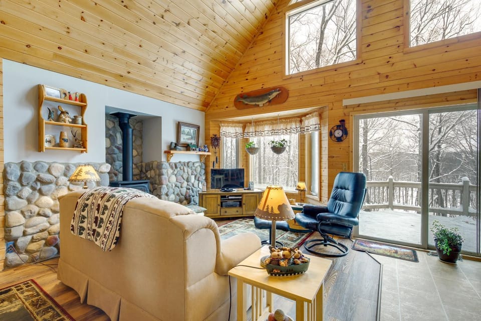 Cozy Cabin on 10 Acres, Walk to Chippewa River! Cabin in Wisconsin