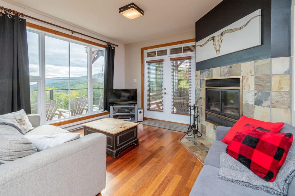 4BR Spa, Sauna, View, Billiards Lower Unit Chalet in Baie-Saint-Paul