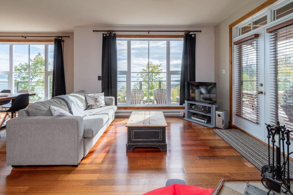 4BR Spa, Sauna, View, Billiards Lower Unit Chalet in Baie-Saint-Paul