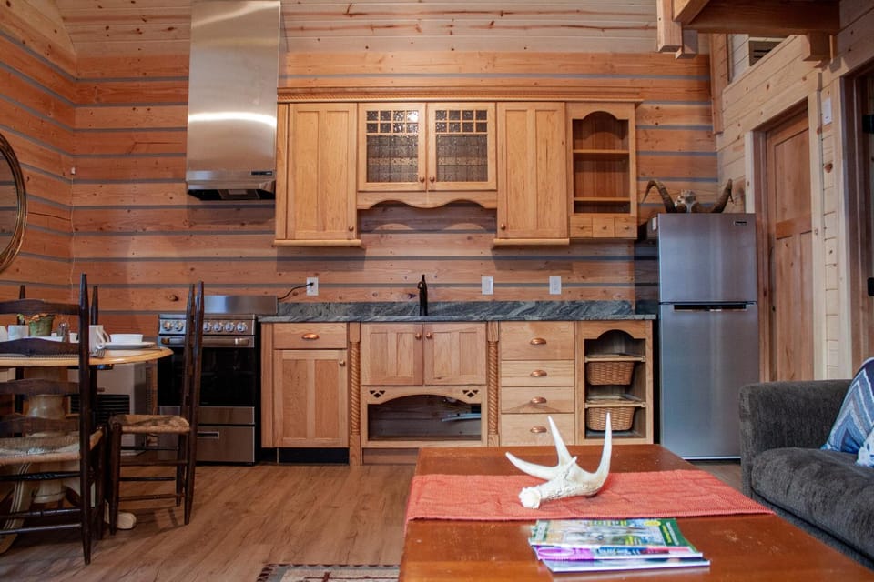 Denali Wild Stay - Redfox Cabin, Free Wifi, private, sleep 6 Cabin in Healy