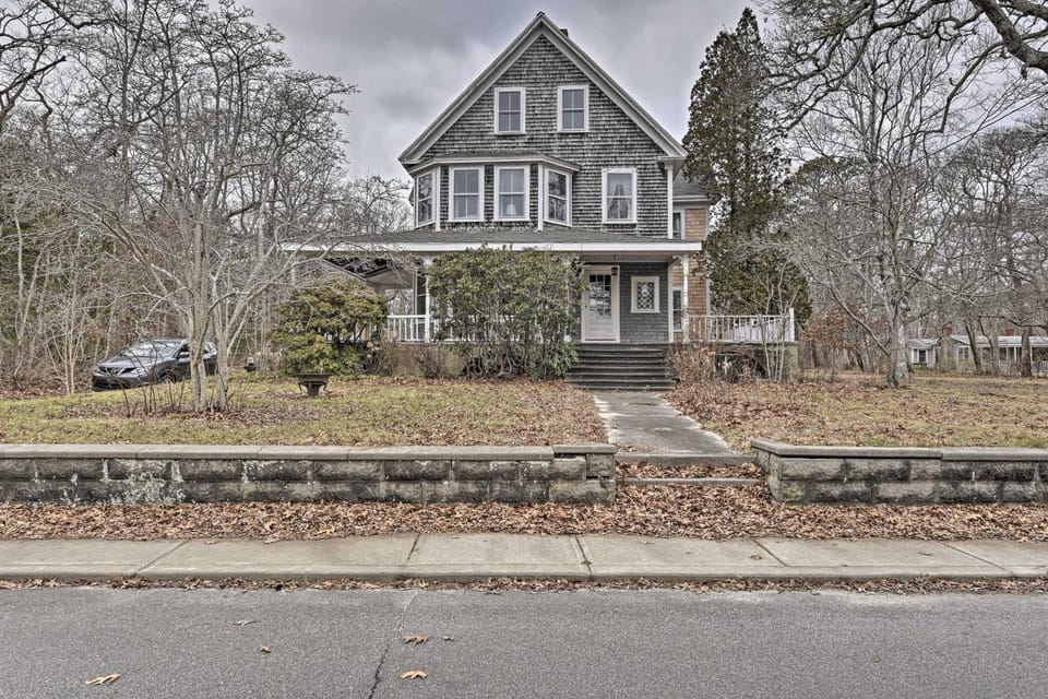 Easy Access to Beaches: Vineyard Haven House House in Vineyard Haven