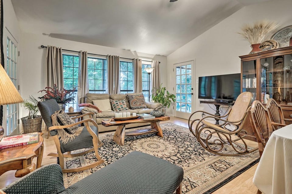 Riverfront Martindale House w/ 2 Covered Decks House in San Marcos