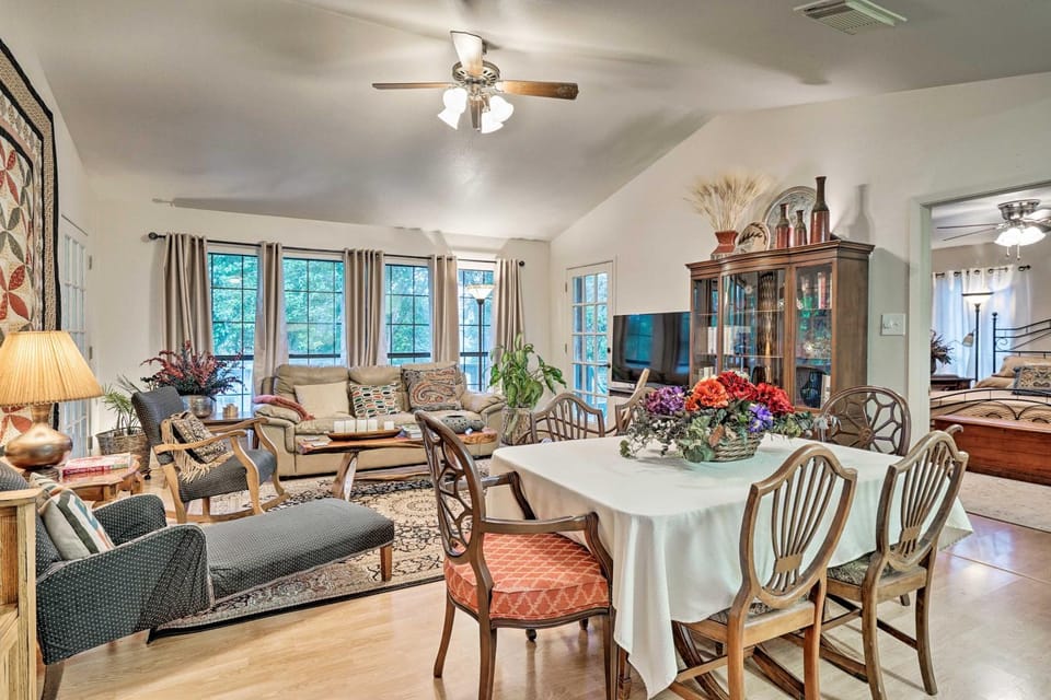 Riverfront Martindale House w/ 2 Covered Decks House in San Marcos