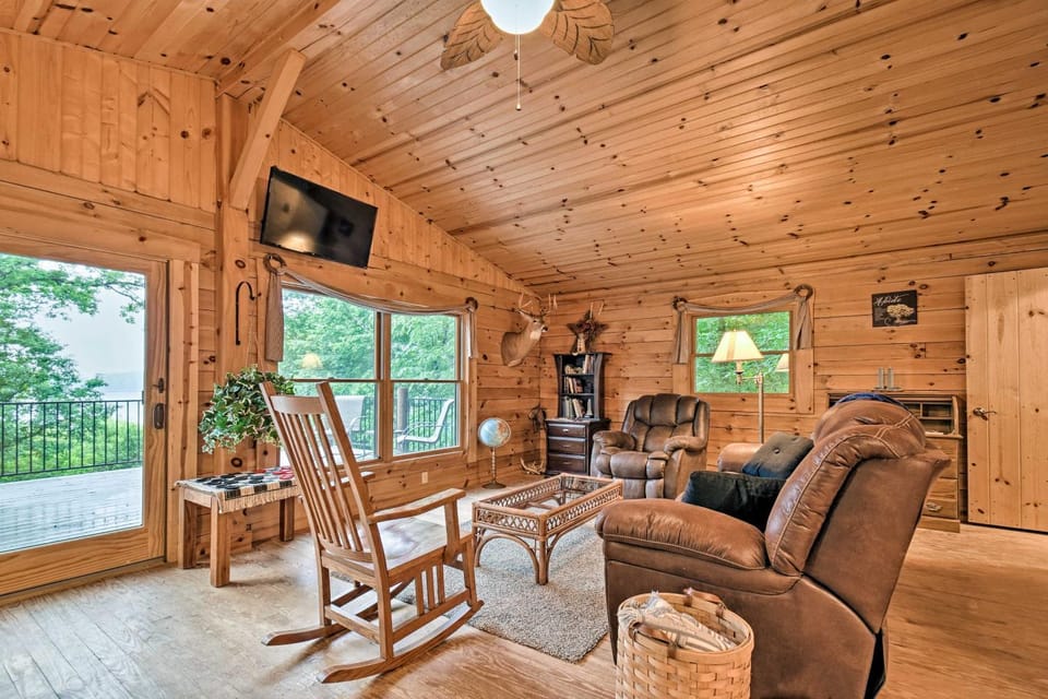 Cozy Amish Country Cabin on Shipshewana Lake! Cabin in Indiana