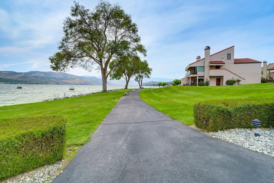 Waterfront Resort Condo w/ Scenic Views in Chelan! House in Chelan (In Town)