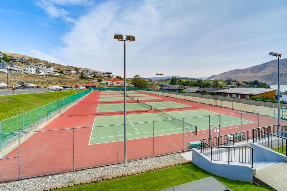 Waterfront Resort Condo w/ Scenic Views in Chelan! House in Chelan (In Town)