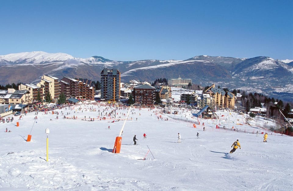 Skiing, Area and facilities