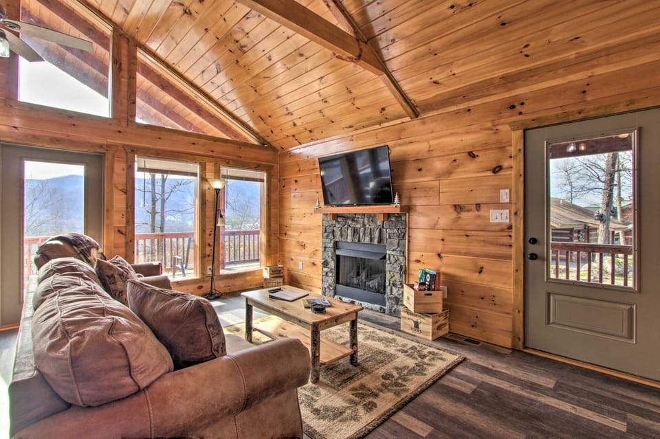 Smoky Mtn Log Cabin w/ Hot Tub & Panoramic Views! Cabin in Sevier County
