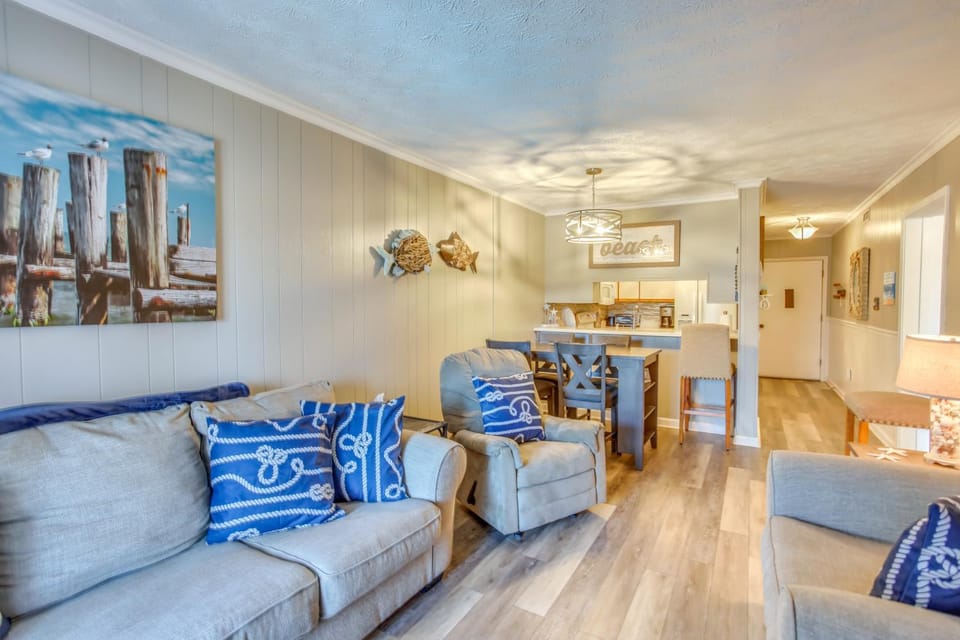 Walk to Beach: Myrtle Beach Condo w/ Pool! House in South Carolina