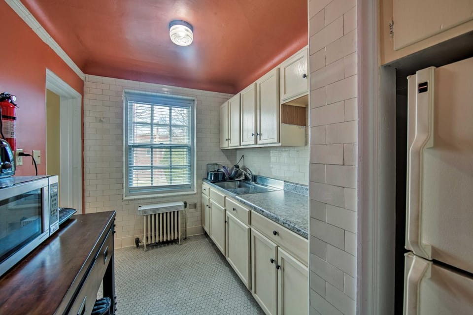Walk to Shops, Dining & City Park: Reading Apt Apartment in Reading