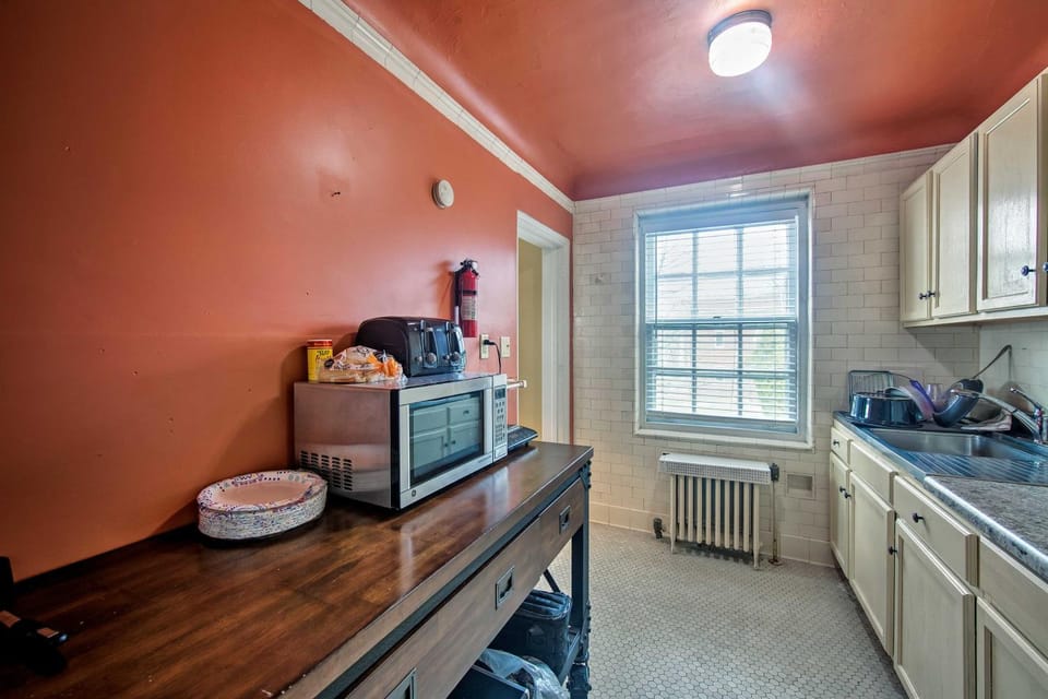 Walk to Shops, Dining & City Park: Reading Apt Apartment in Reading