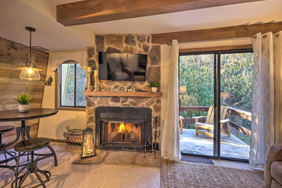 1 Mi to Sugar Mtn Ski Resort: Cozy Couple's Condo House in Watauga