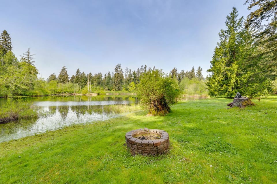 Camano Island Family House w/ Hot Tub & Deck! House in Camano Island
