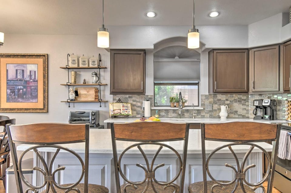Patio & Grilling Station: Family Home in Glendale House in Phoenix