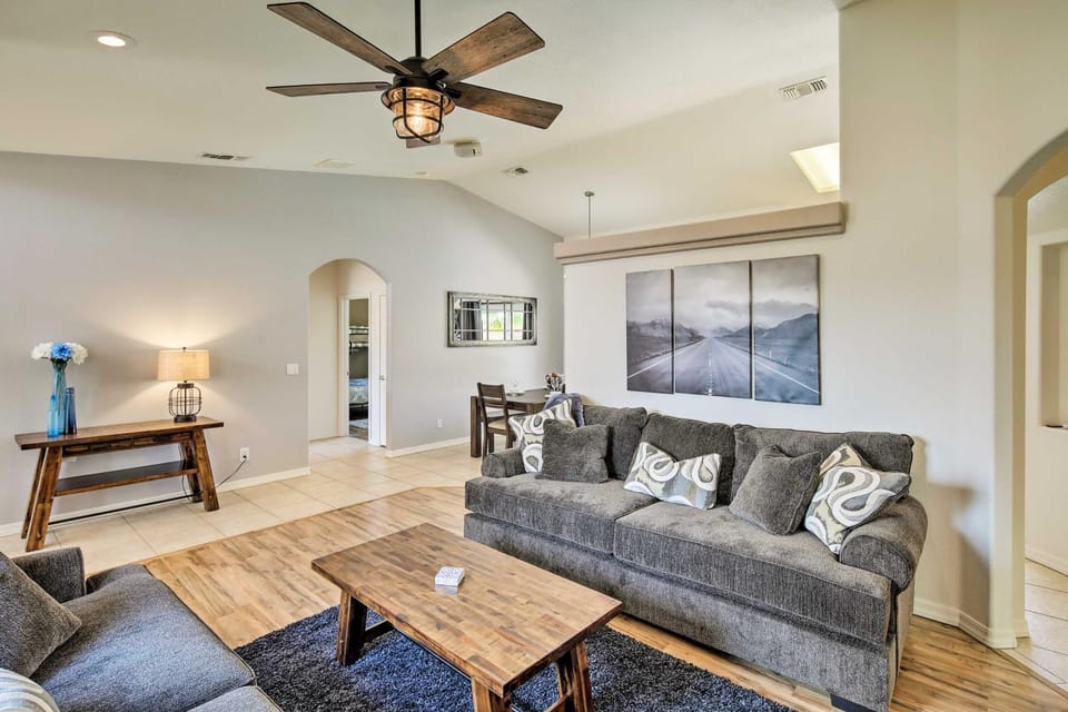 Elegant Lake Havasu Getaway w/ Pool - 3 Mi to Lake House in Lake Havasu City
