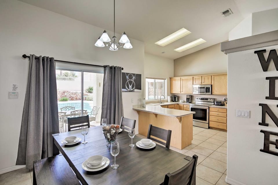Elegant Lake Havasu Getaway w/ Pool - 3 Mi to Lake House in Lake Havasu City