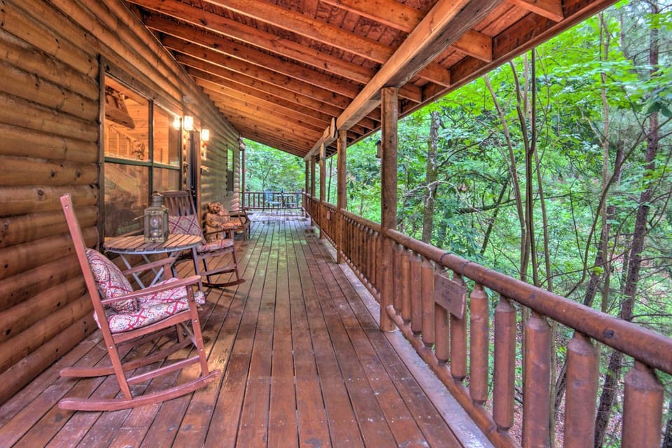 Spacious Cabin with Hot Tub 2 Mi to Beavers Bend Cabin in Broken Bow