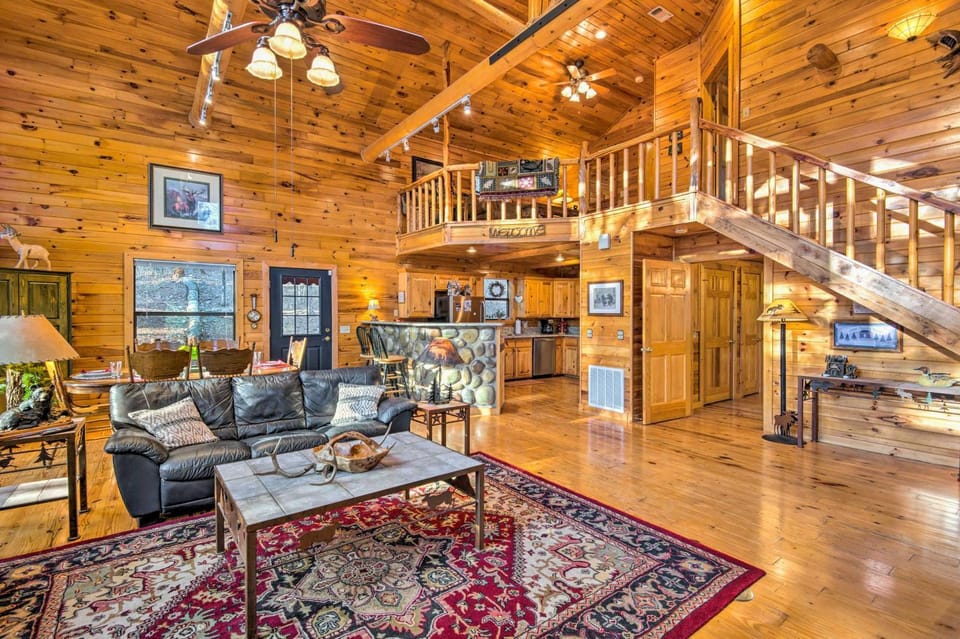 Spacious Cabin with Hot Tub 2 Mi to Beavers Bend Cabin in Broken Bow