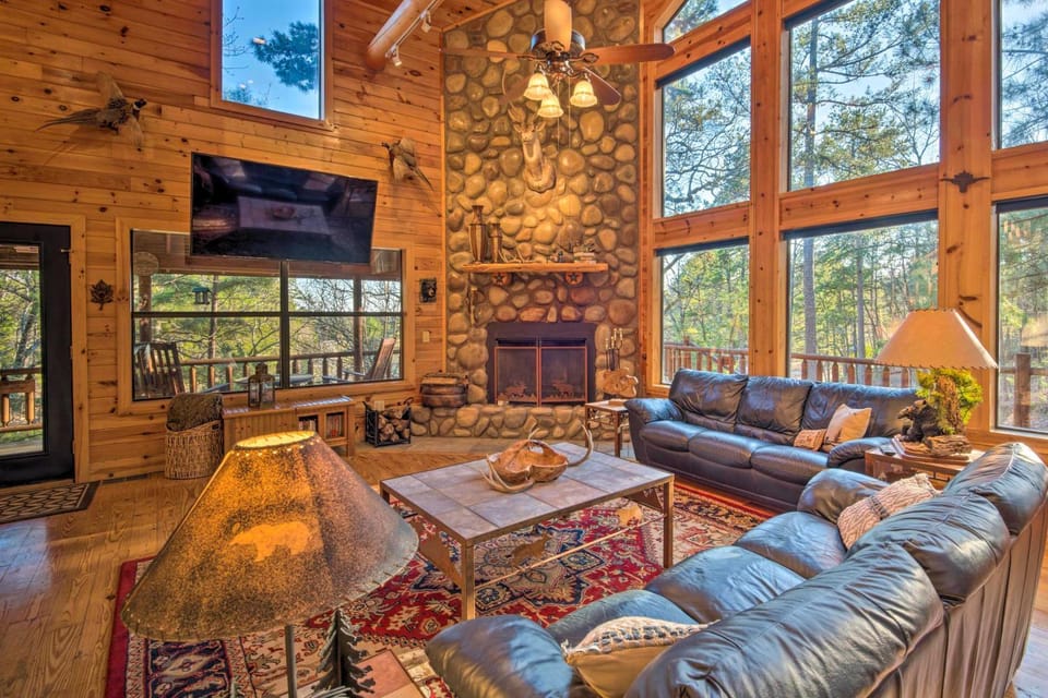 Spacious Cabin with Hot Tub 2 Mi to Beavers Bend Cabin in Broken Bow