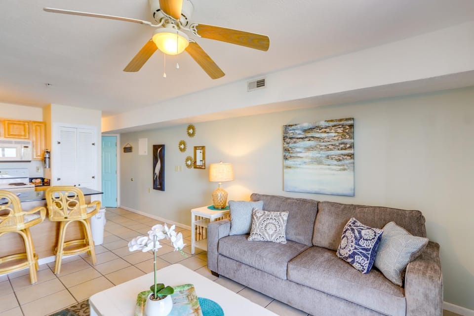 Waterfront Middle Bass Condo with Pool Access! Apartment in Middle Bass