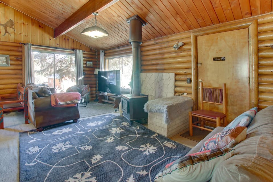 Walk to Lava Hot Springs Pools from Cozy Cabin! Cabin in Lava Hot Springs