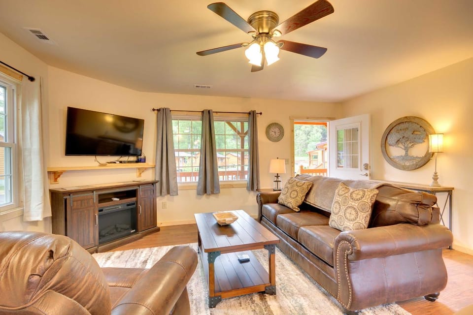 Private Hot Tub: Tuckasegee River Couple's Escape House in Swain County