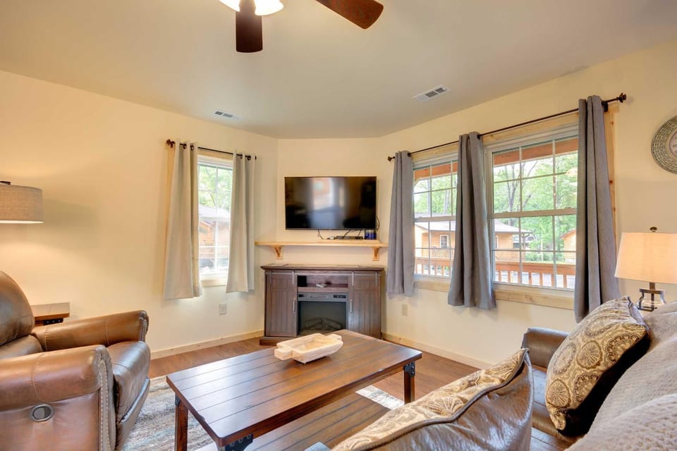 Private Hot Tub: Tuckasegee River Couple's Escape House in Swain County