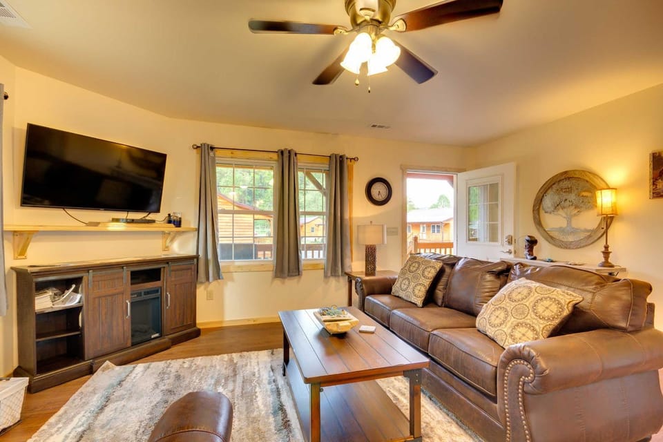 Smoky Mountain Cabin w/ Hot Tub & River Views! Cabin in Swain County