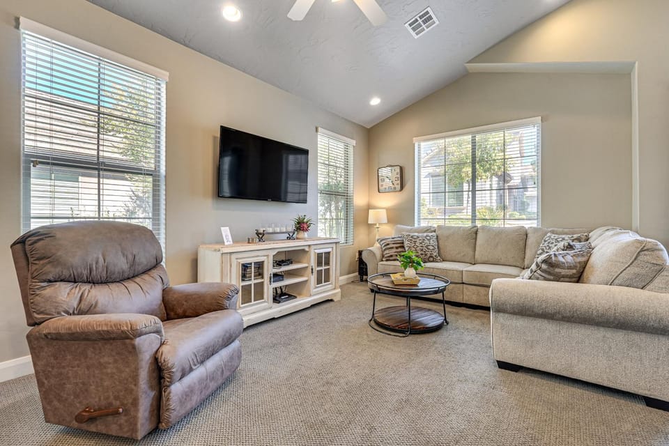 Desert Rose Townhome: 35 Mi to Zion & State Parks House in Washington