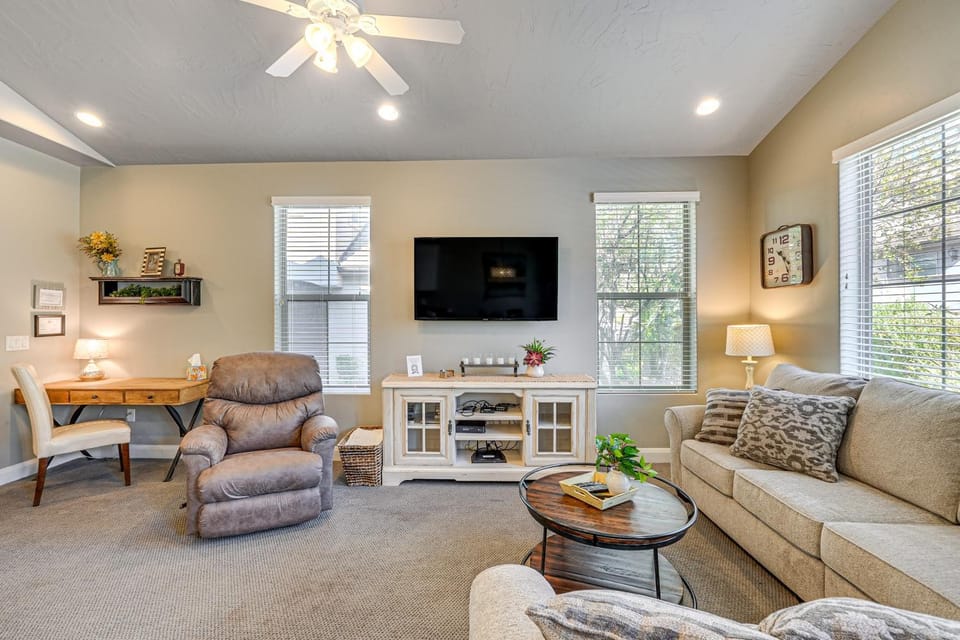 Desert Rose Townhome: 35 Mi to Zion & State Parks House in Washington
