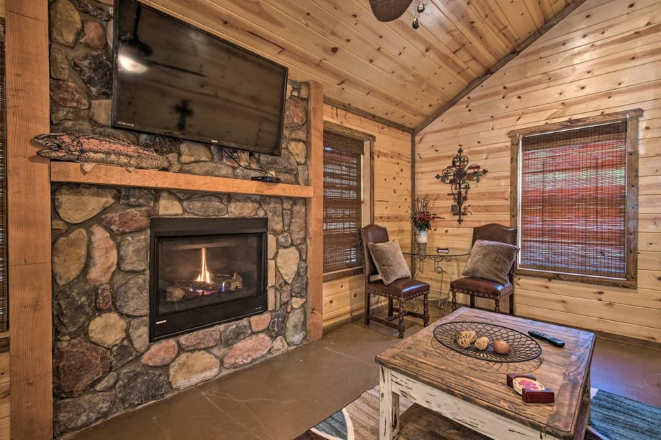 Cabin w/ Hot Tub - Near Broken Bow Lake & Hiking! Cabin in Broken Bow