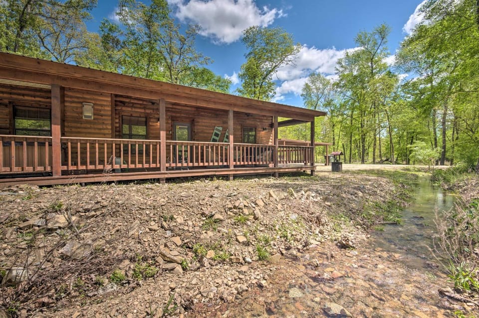 Cabin w/ Hot Tub - Near Broken Bow Lake & Hiking! Cabin in Broken Bow