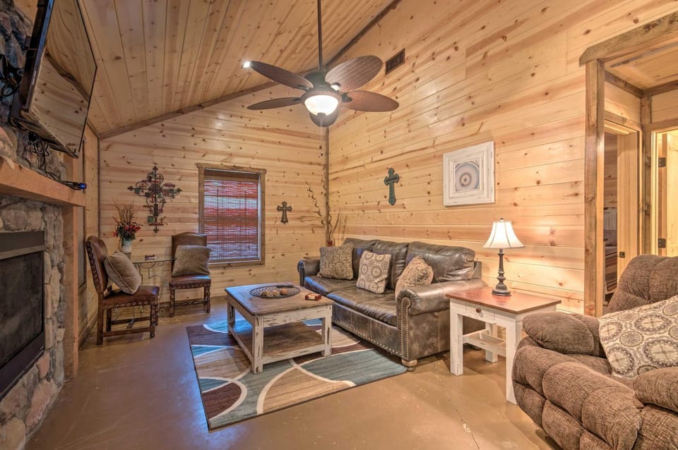 Cabin w/ Hot Tub - Near Broken Bow Lake & Hiking! Cabin in Broken Bow