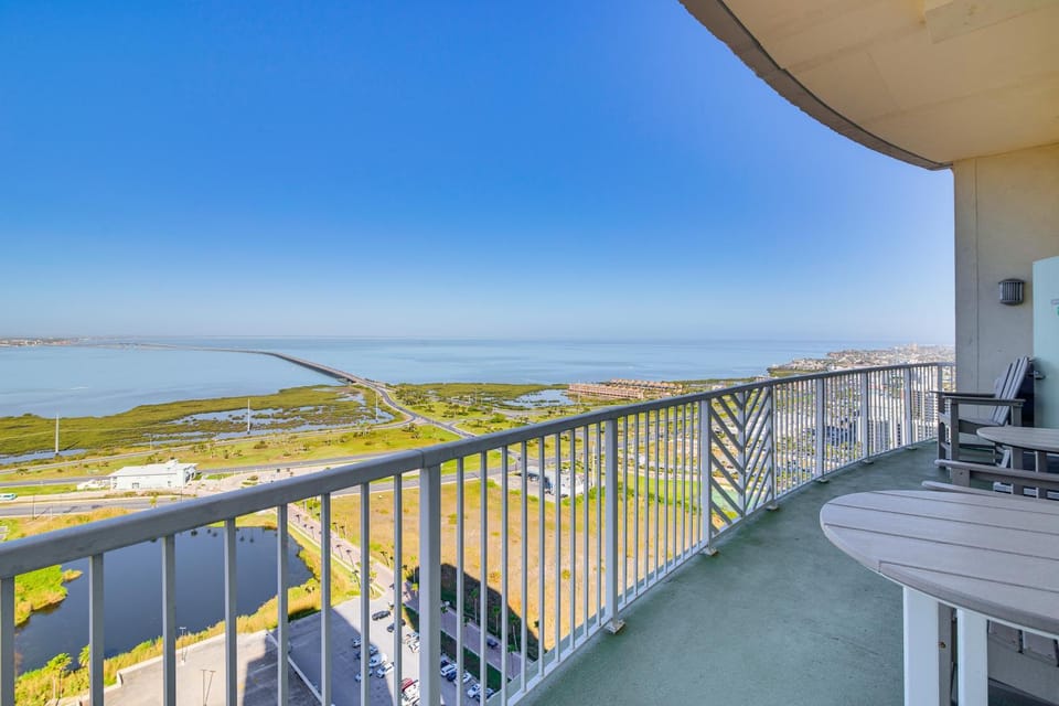 Luxe 28th-Floor S Tower Condo: Ocean & SpaceX View House in South Padre Island